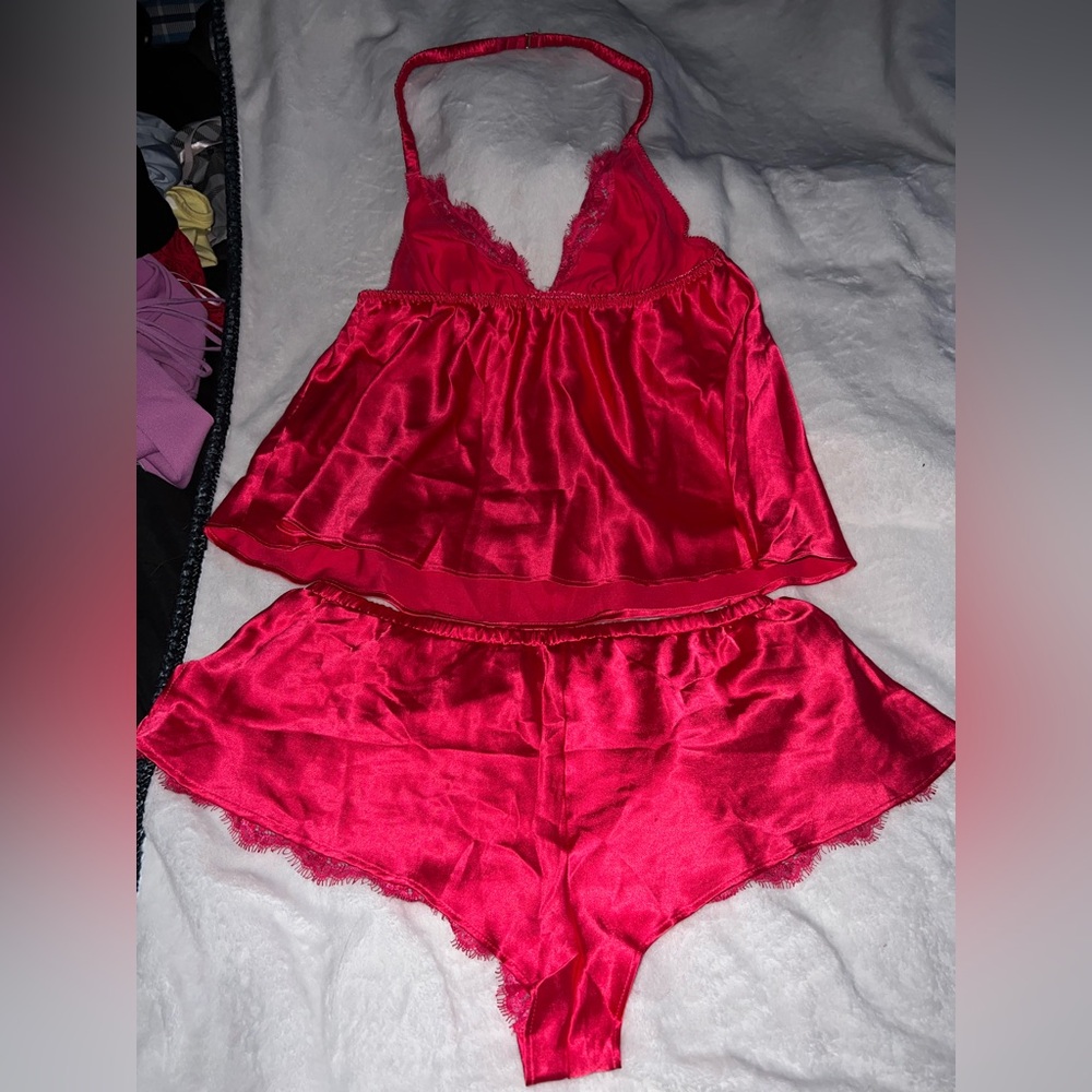 Luxurious Scarlet Lace Set - Picture 3 of 3